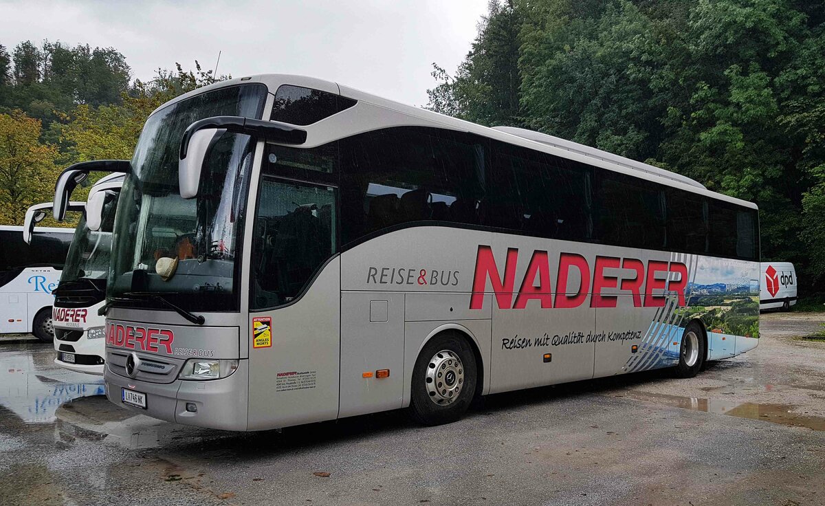 =MB Tourismo von NADERER-Reisen aus Oberösterreich steht am Bergwerksparkplatz in Hallein