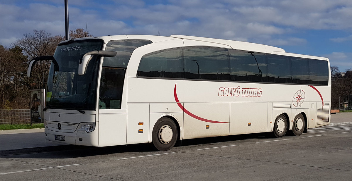 MB Travego von GOLYO-TOURS aus Ungarn steht auf dem Busparkplatz bei Schloss Schnbrunn im November 2019