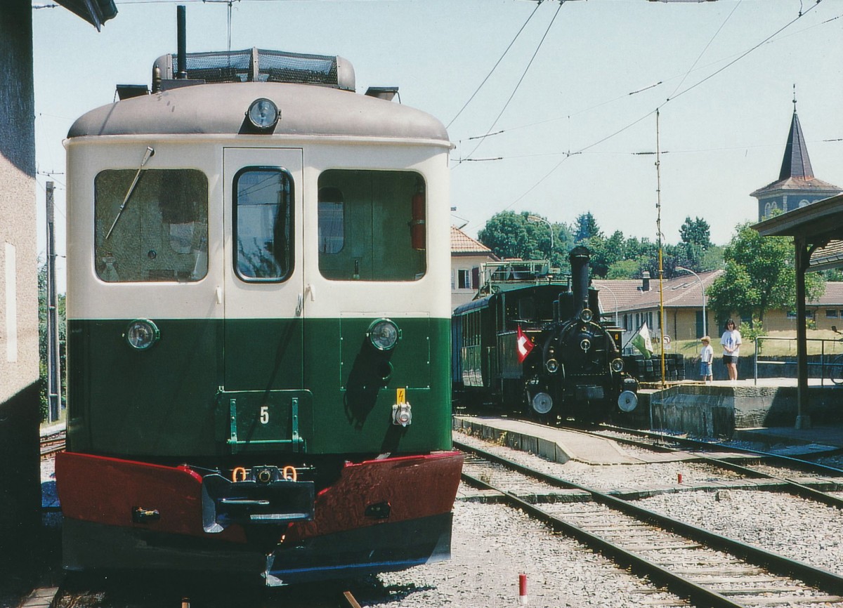 MBC/BAM: Im Jahre 1995 Jahre feierte die BAM ihr 100-jhriges Jubilum. Zu diesem besonderen Anlass verkehrte im Sommer 1995 ein Dampfzug der BC mit der G 3/3 6 (1901, ehemals SBB Brnig) auf der BAM. Diese von der BC zur Verfgung gestellte Dampflok stand bei der BAM ab 1943 im Einsatz. Der Jubilumsdampfzug wurde im Sommer 1995 auf dem Endbahnhof L'ISLE-MONT-La VILLE zusammen mit dem ABDe 4/4 5 (1949) fotografiert.  
Foto: Walter Ruetsch