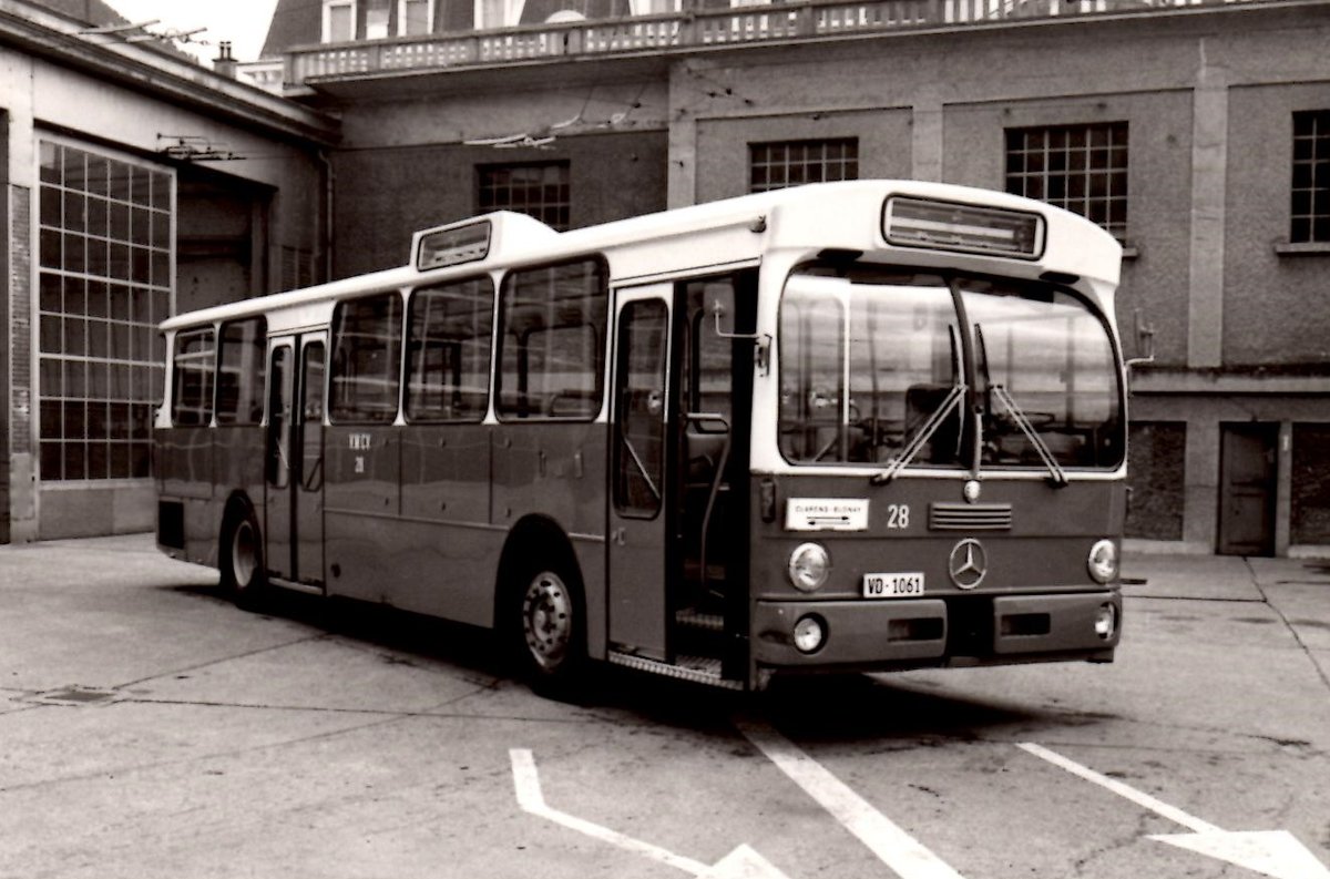 (MD418) - Aus dem Archiv: VMCV Clarens - Nr. 28/VD 1061 - Mercedes um 1985 in Clarens, Garage