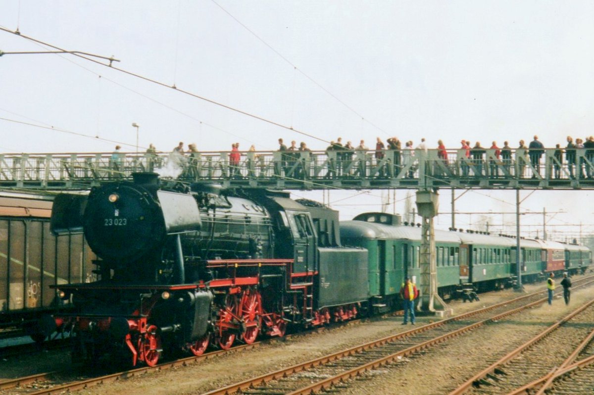 Mehr als ein Fotograf stellte Interesse an 23 023 mit deren Sonderzug in Geldermalsen am 23 April 2004. 