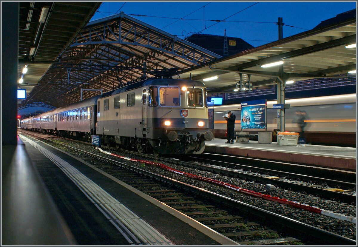 Mein letztes Bild, dass ich dieses Jahr bei bei hellertal.de einstelle und eigentlich recht passend. Die IRSI/IGE Re 4/4 II 11387 (Re 421 387-2) wartet mit ihrem ZRT Silvesterzug im Stile der Belle Epoque in Lausanne auf die Abfahrt nach Frankfurt am Main HBF. Es ist schon einige Zeit her, dass ich in Lausanne eine Re 4/4 II vor einem Reisezug fotografieren konnte. Da die Lok bis Frankfurt am Zug bleibt und diese am 1.1.24 wieder nach Lausanne zurückfahren wird hoffe, dass noch der eine oder andere Fotograf den edlen Zug fotografieren wird.

30. Dez. 2023