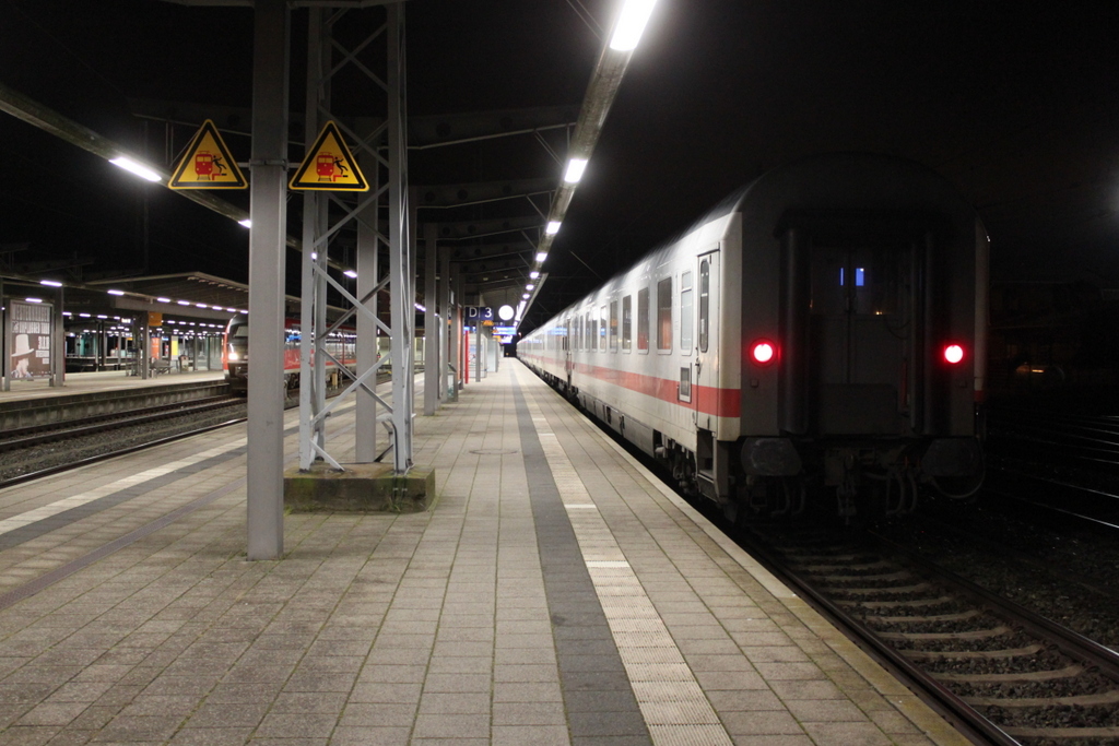 menschenleer war der Rostocker Hbf am Morgen des 27.12.2017 gegen 06:39 Uhr 