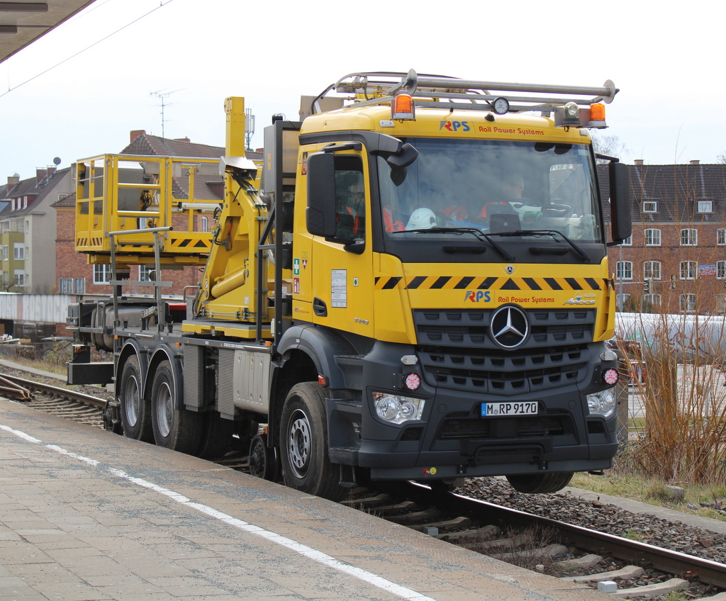 Mercedes Actros von der Firma Rail Power System am 17.03.2023 im S-Bahnhaltepunkt Rostock-Holbeinplatz.