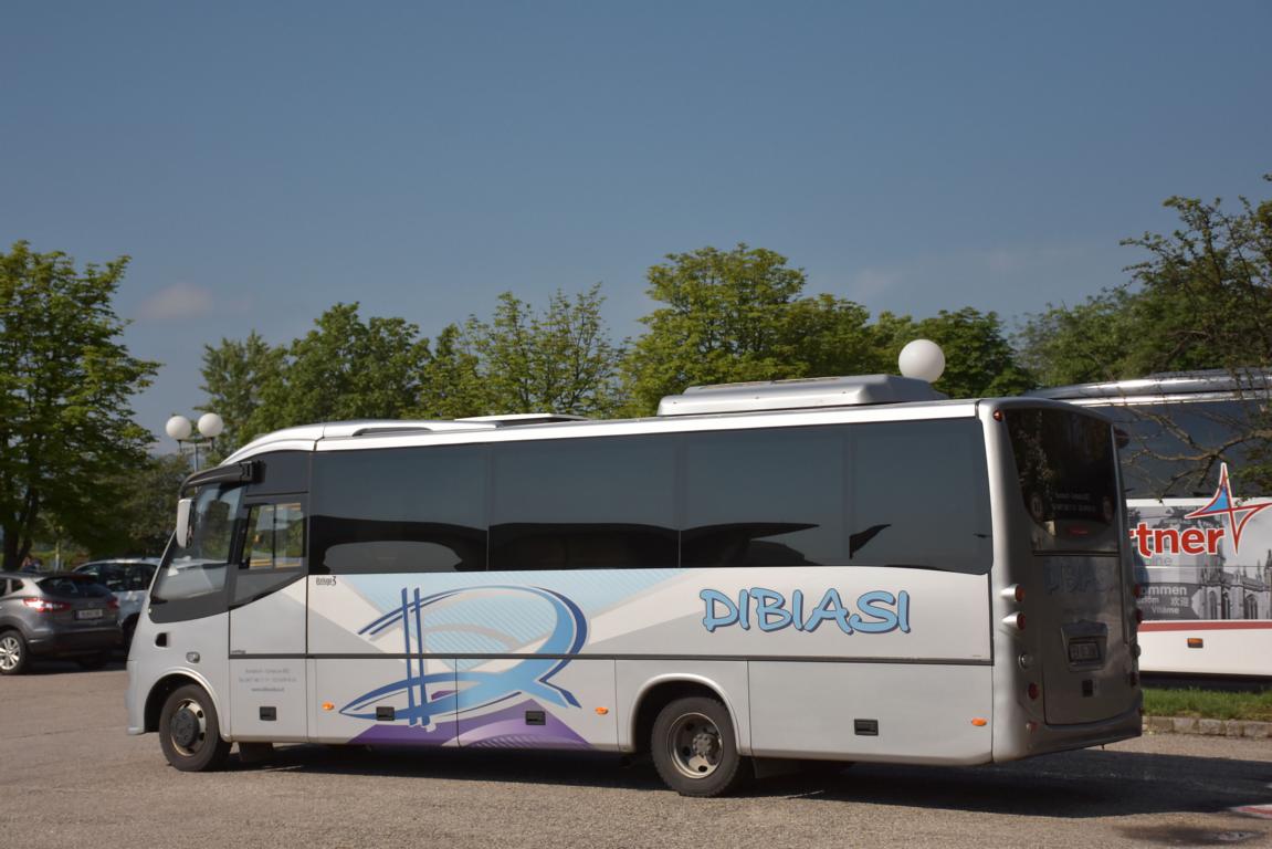 Mercedes Beluga 3 von Dibiasi Reisen aus Italien 2018 in Krems gesehen.