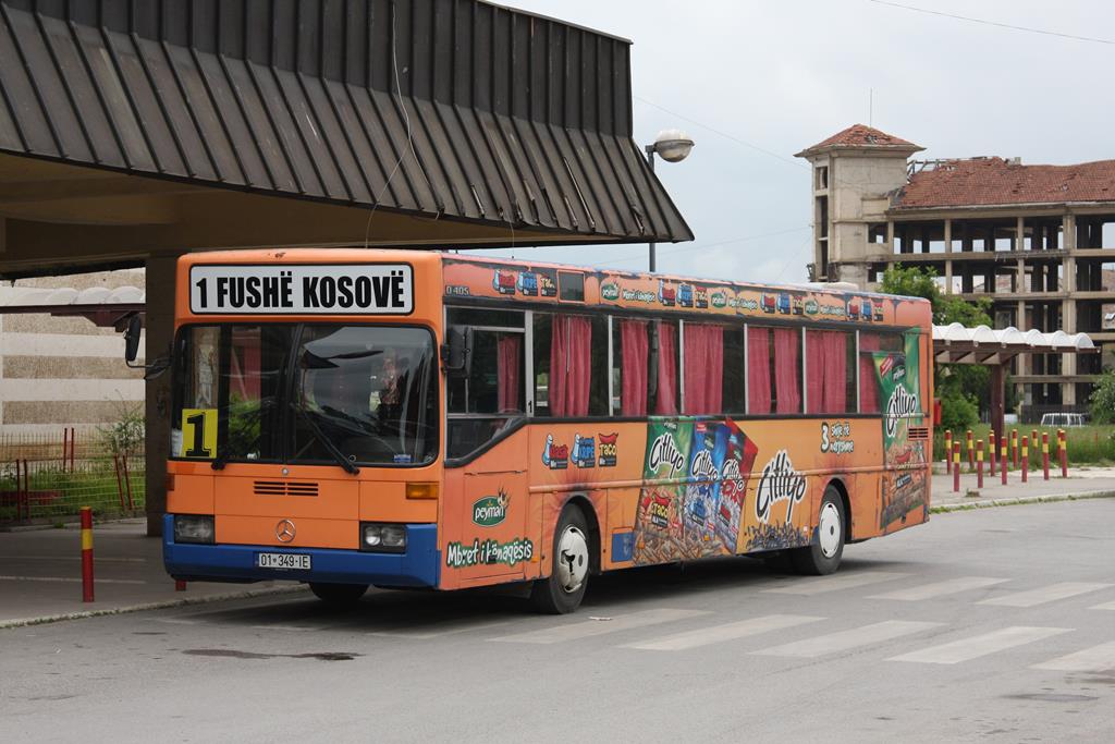 Mercedes Benz 0 405 Stadtbus am Bahnhof Fushe Kosove in Pristina im Kosovo.