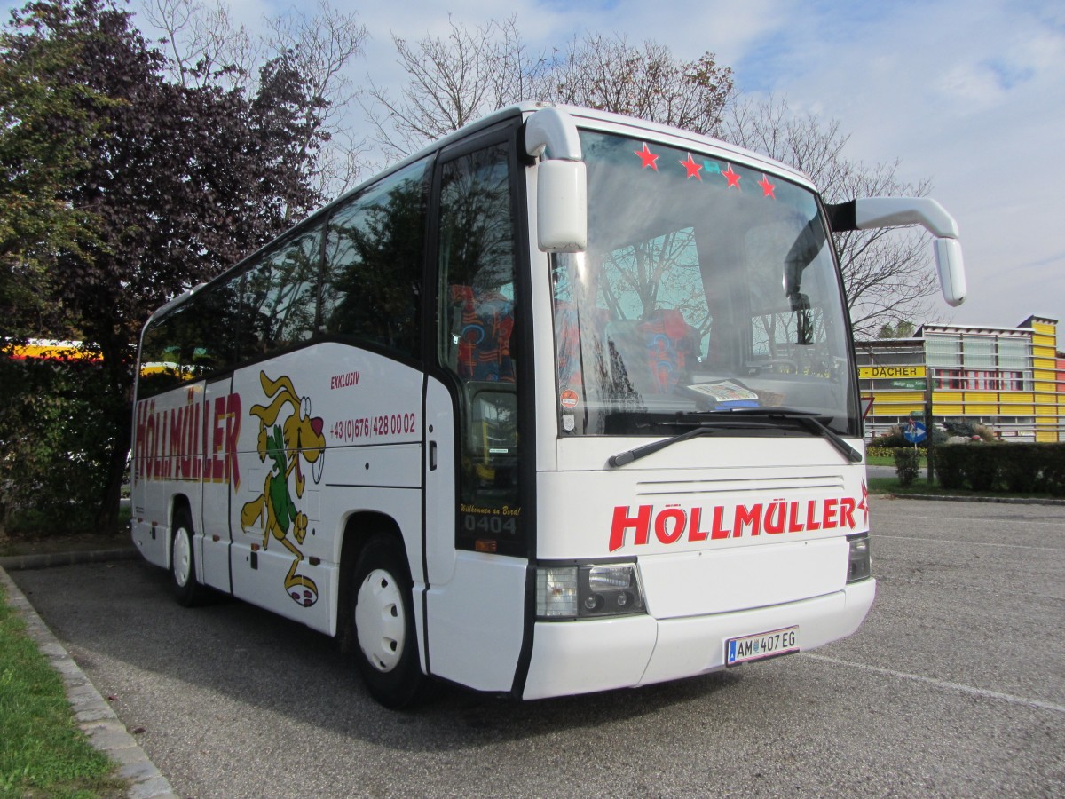 Mercedes Benz O 404 von Hllmller Reisen aus Krems am 15.10.2014 in Krems.