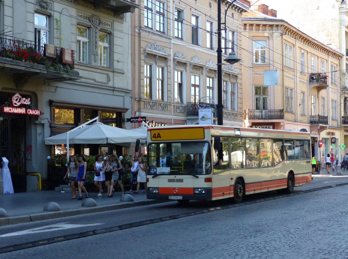 Mercedes-Benz O 405N2 Bus Baujahr 1996. Prospekt Svobody, Lviv, Ukraine 27-08-2016.

Mercedes-Benz O 405N2 bus bouwjaar 1996. Prospekt Svobody, Lviv, Oekrane 27-08-2016.