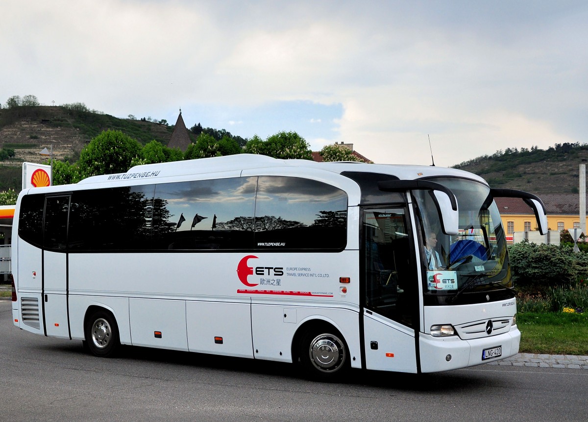 Mercedes Benz Tourino aus Ungarn im Mai 2014 in Krems unterwegs.