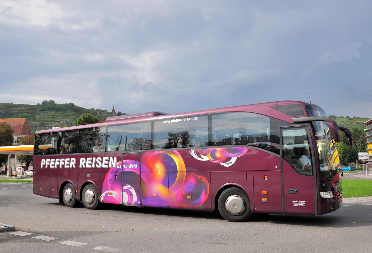 Mercedes Benz Tourismo von Pfeffer Reisen.de am 20.9.2014 in Krems unterwegs.