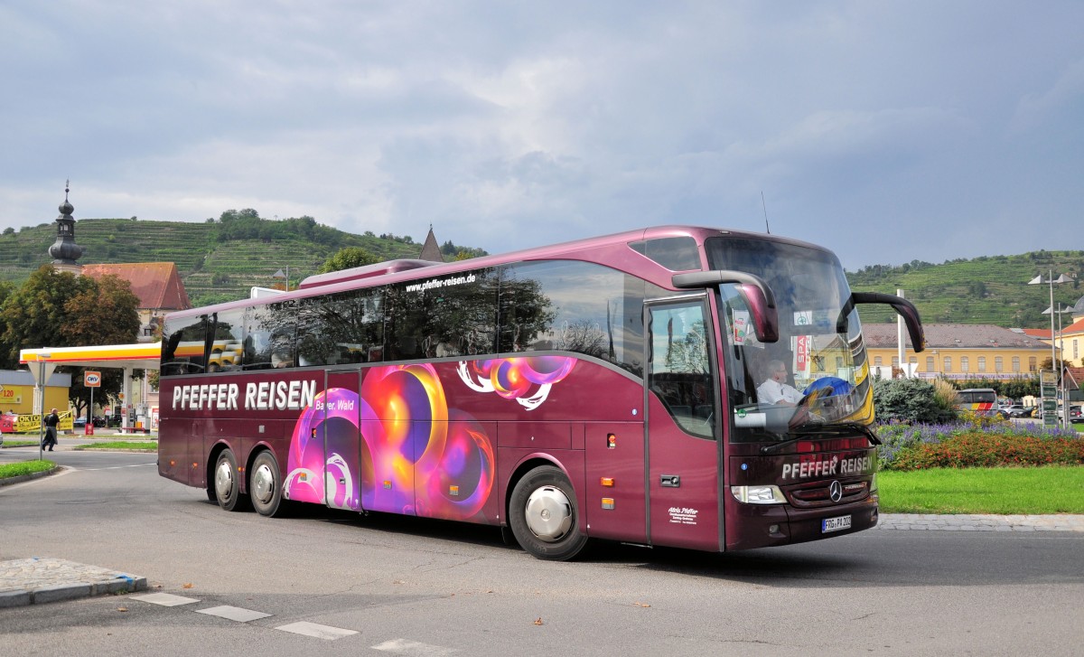 Mercedes Benz Tourismo von Pfeffer Reisen.de am 20.9.2014 in Krems unterwegs.
