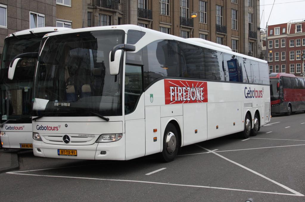 Mercedes Benz Tourismo Reisebus der Fa. Gebotours auf dem Busbahnhof vor Bahnhof Centraal in Amsterdam am 28.10.2014.
