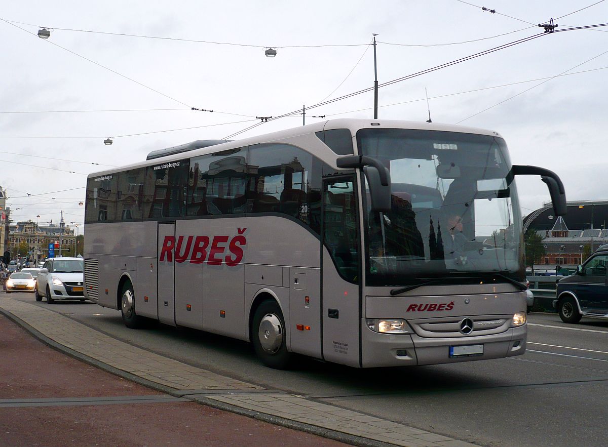 Mercedes-Benz Tourismo Reisebus der Firma Rubes aus Tschechien. Prins Hendrikkade, Amsterdam 06-11-2013.

Mercedes-Benz Tourismo reisbus van de firma Rubes uit Tsjechi. Prins Hendrikkade, Amsterdam 06-11-2013.