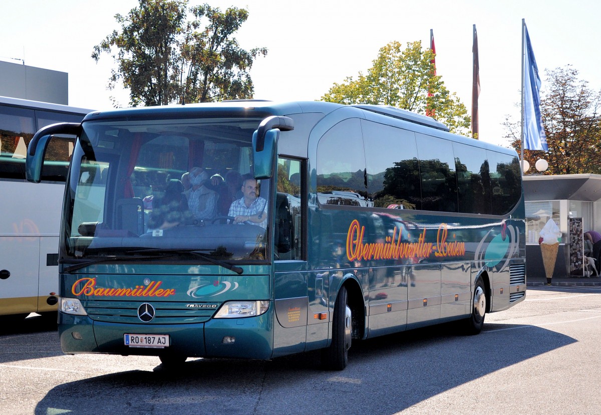 MERCEDES BENZ TRAVEGO von BAUMLLER Reisen/sterreich im September 2013 in Krems unterwegs.