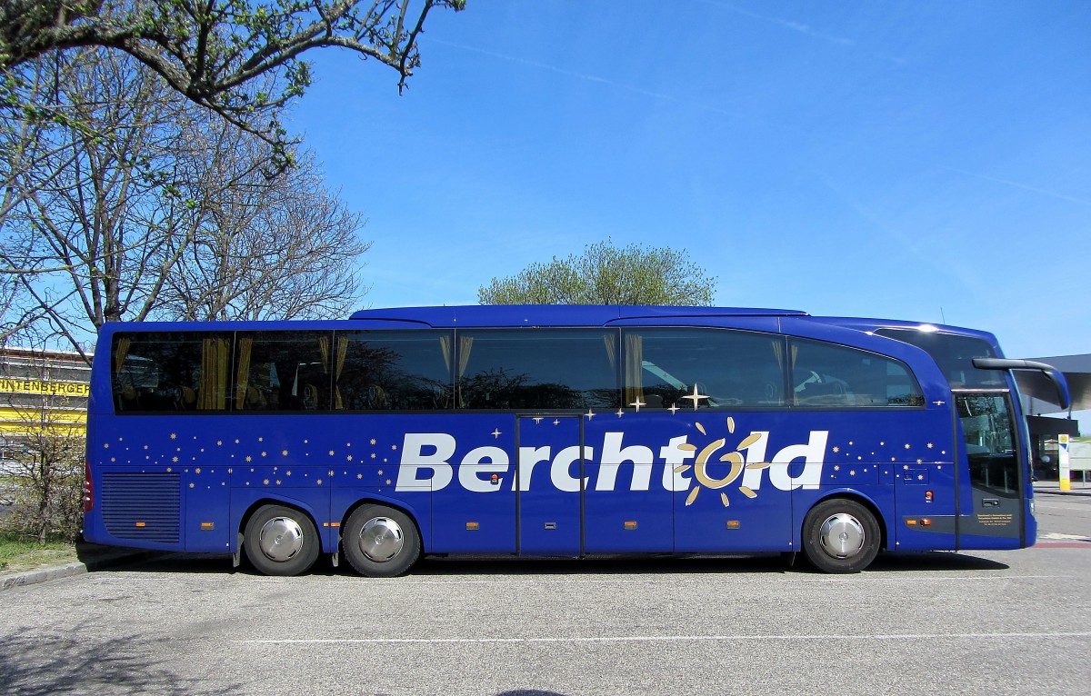 Mercedes Benz Travego von Berchtold Reisen aus der BRD am 14.4.2015 in Krems.