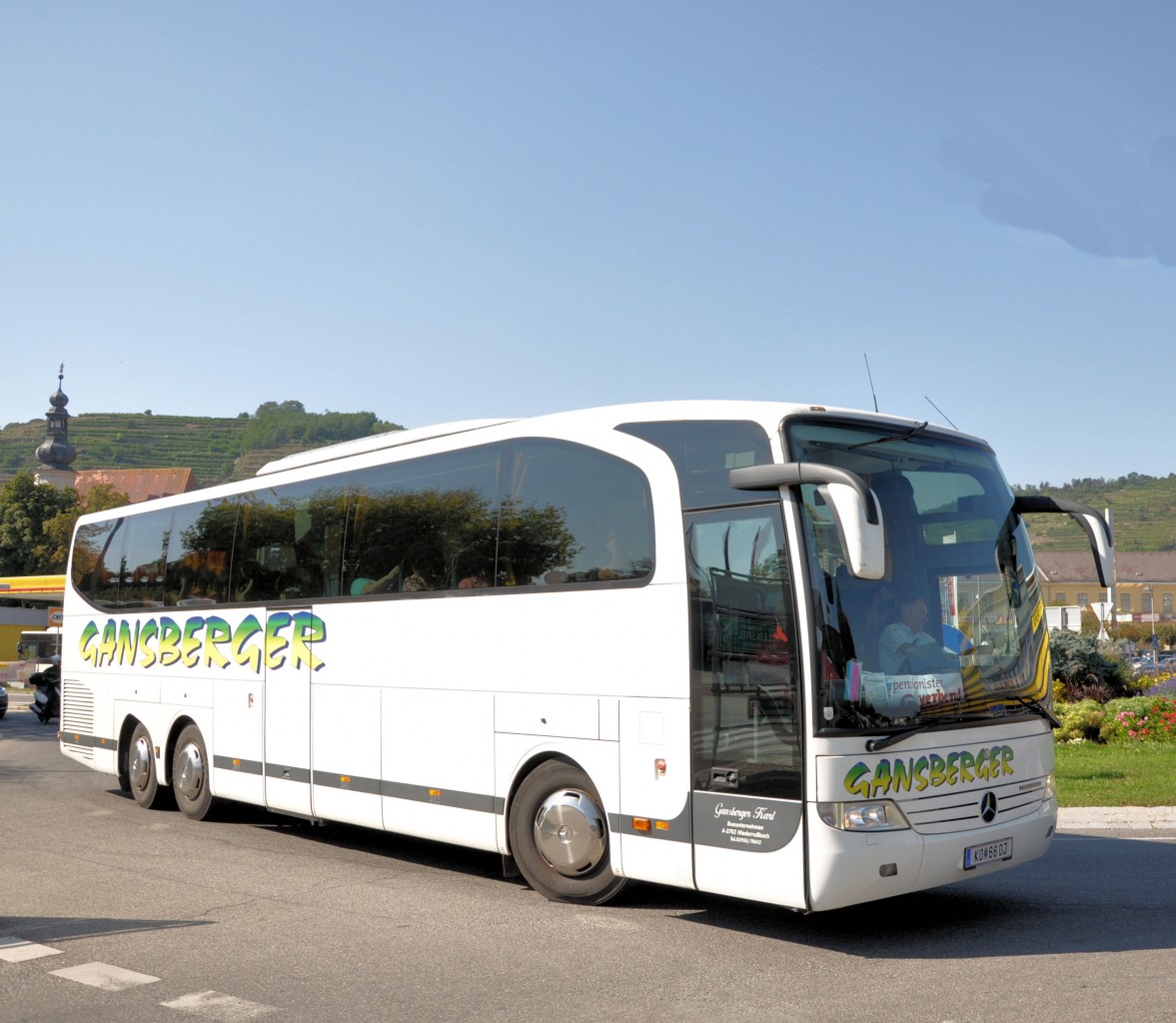 MERCEDES BENZ TRAVEGO von GANSBERGER Reisen/sterreich im September 2013 in Krems unterwegs.