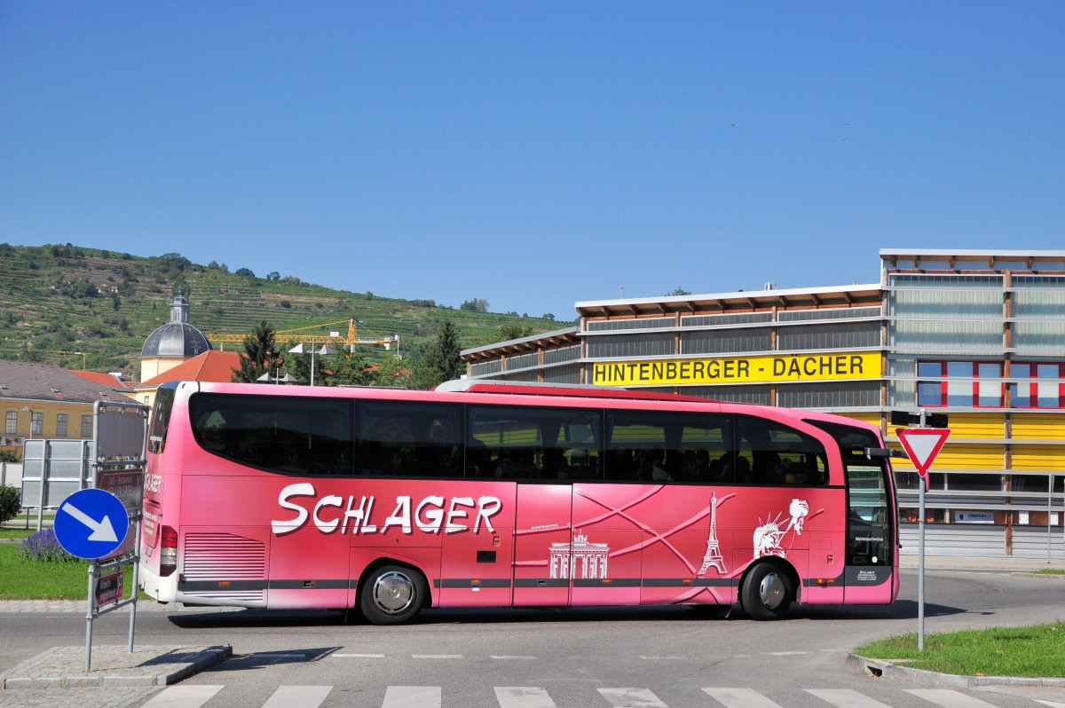 MERCEDES BENZ TRAVEGO von SCHLAGER Reisen bei der Durchfahrt in Krems im September 2013 gesehen.