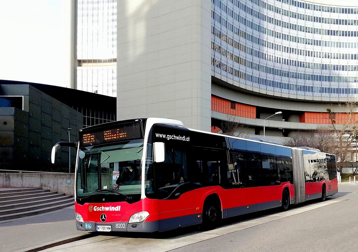 Mercedes Citaro Gelenkbus von Gschwindl als Linienbus in Wien bei der UNO City gesehen.