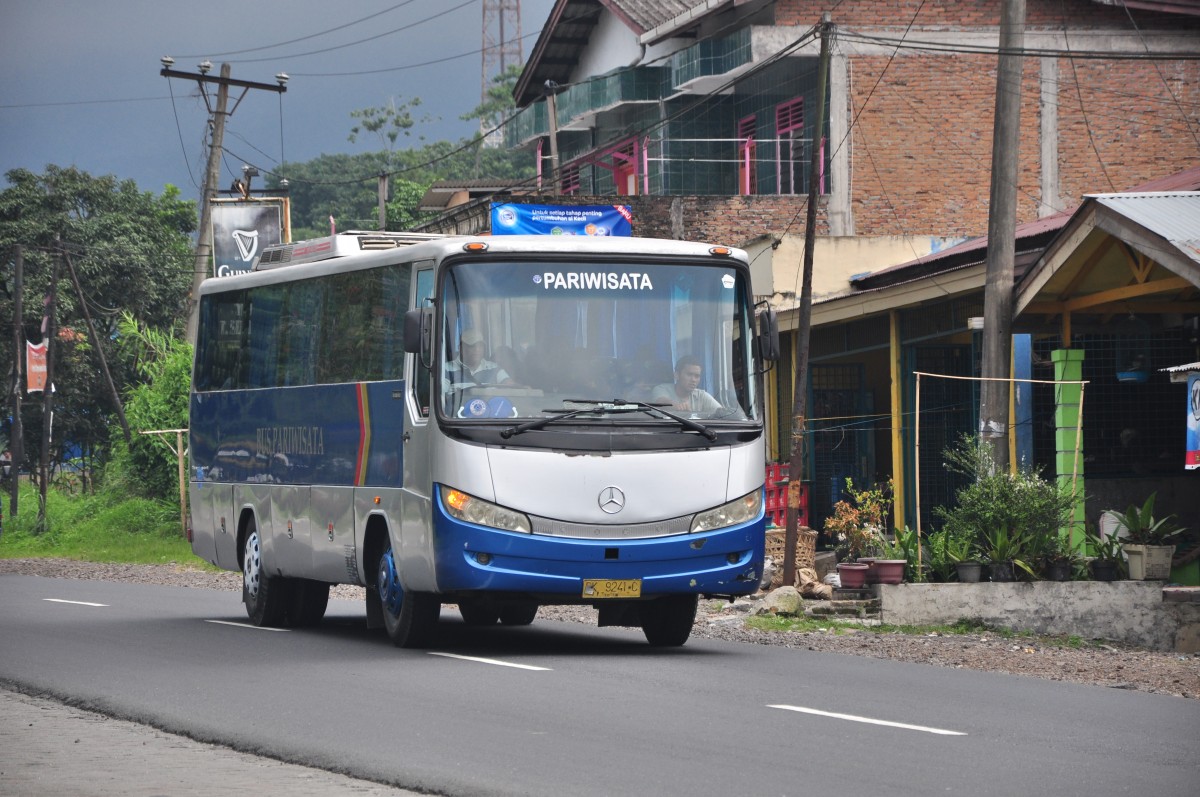 Mercedes Linienbus in Nordsumatra im Juni 2014 gesehen.