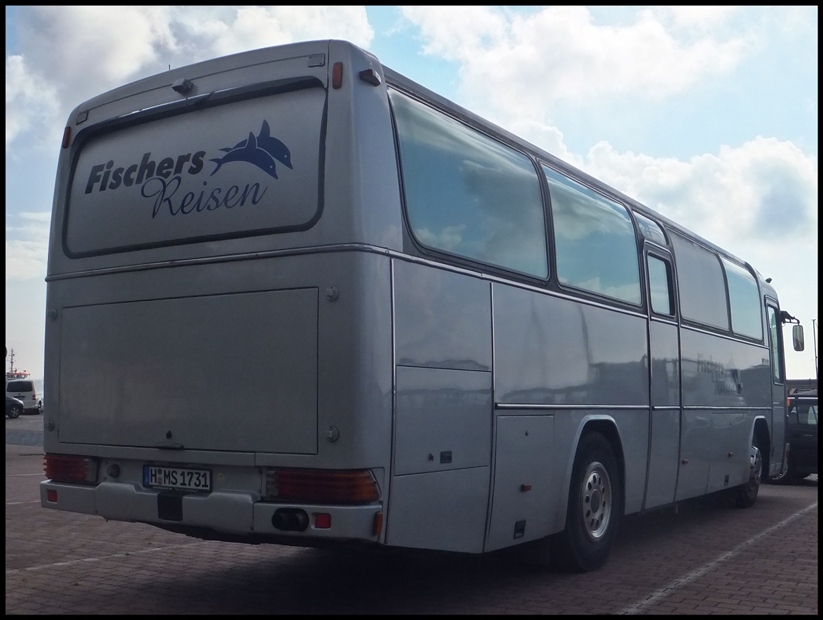 Mercedes O 303 (Wohnmobil? und ehemalig Fischers Reisen?) aus Deutschland im Stadthafen Sassnitz.