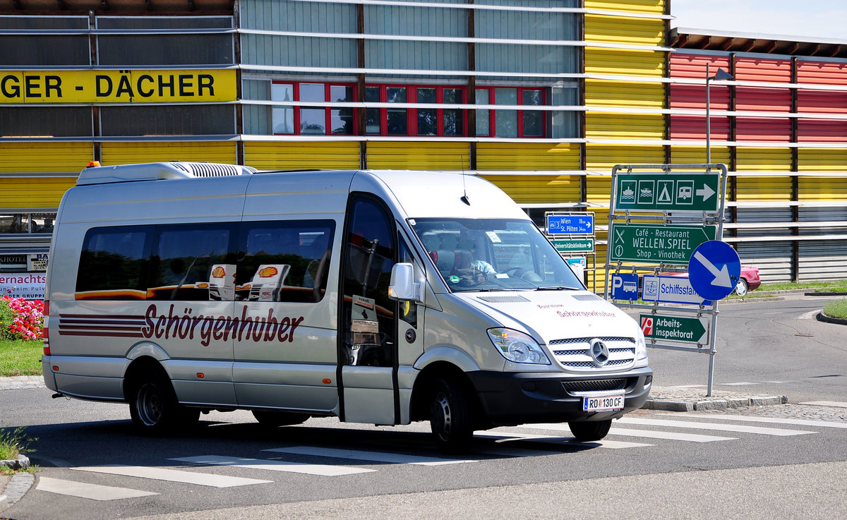 Mercedes Sprinter 519 CDI von Schrgenhuber Reisen aus sterreich in Krems gesehen.