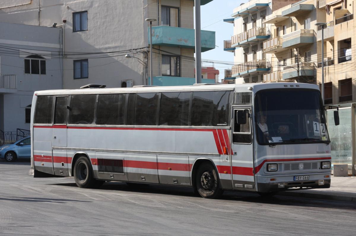 Mercedes TAZ im Liniendienst am 15.5.2014 in Malta. Hier ist das Fahrzeug gerade 
am Busbahnhof in Bugibba angekommen.