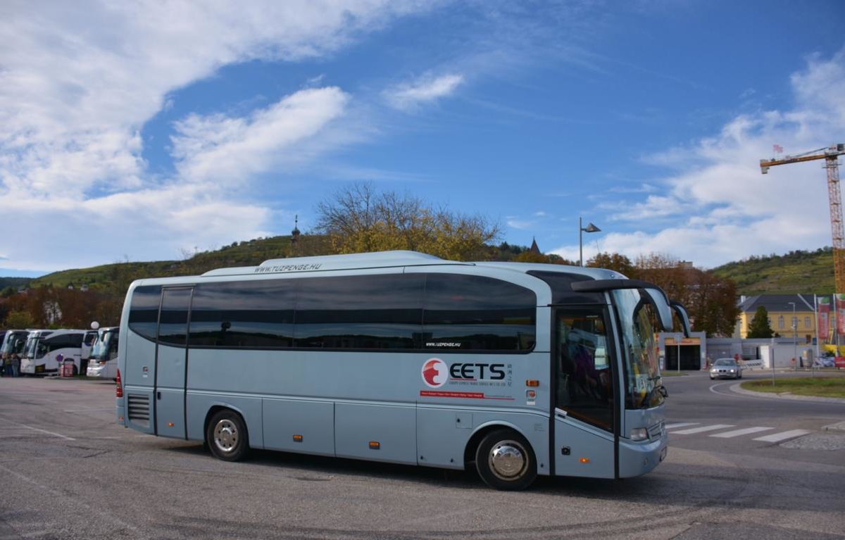 Mercedes Tourino von EETS Reisen aus Ungarn 10/2017 in Krems.