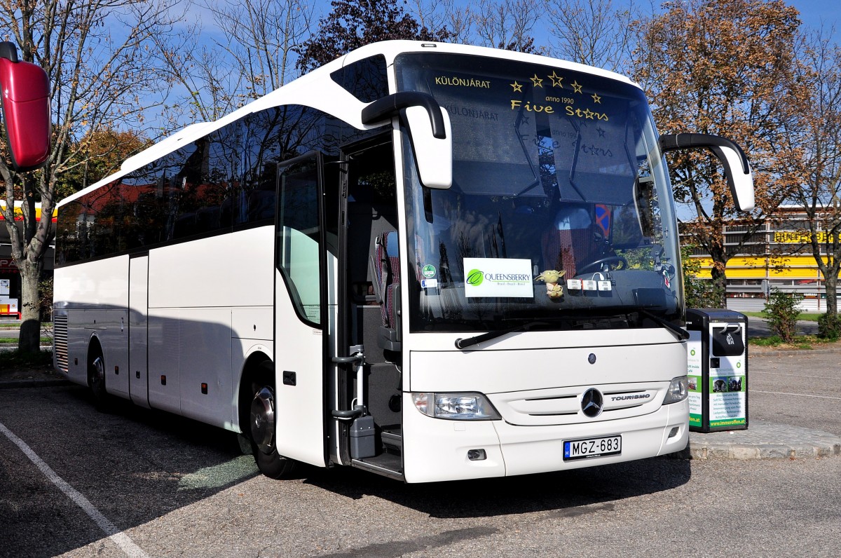 Mercedes Tourismo aus Ungarn am 30.9.2014 in Krems.