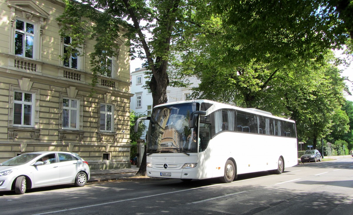 Mercedes Tourismo  aus Ungarn im Juni 2015 in Krems unterwegs.