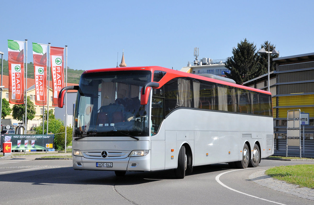 Mercedes Tourismo aus Ungarn in Krems gesehen.