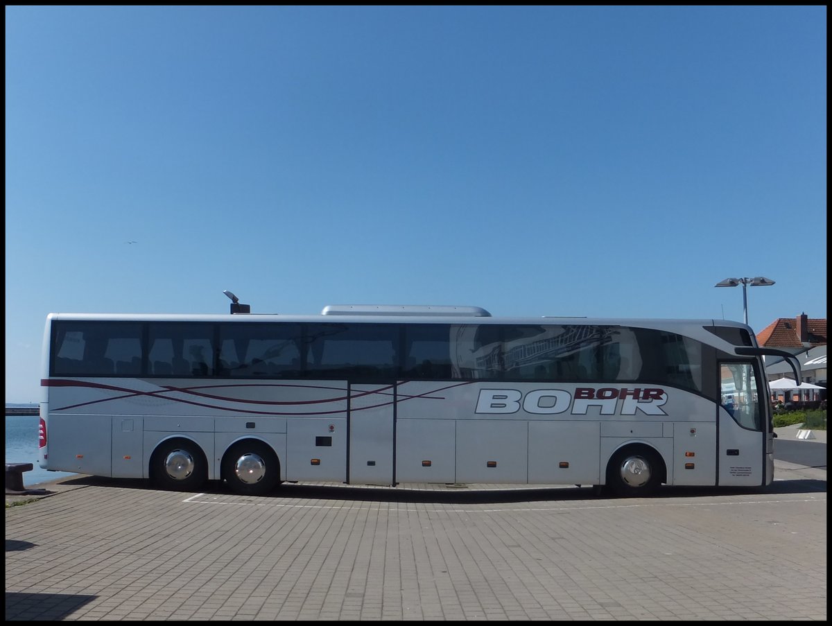 Mercedes Tourismo von Bohr aus Deutschland im Stadthafen Sassnitz.