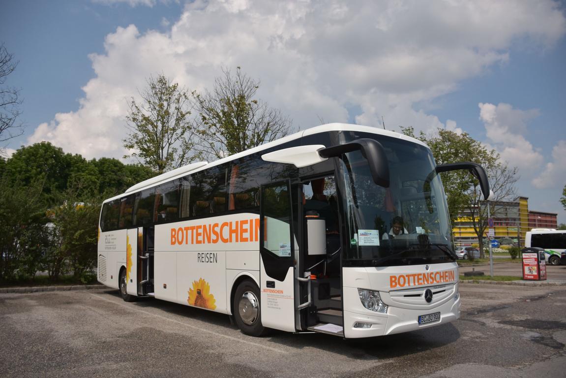 Mercedes Tourismo von Bottenschein Reisen aus der BRD 2018 in Krems gesehen.