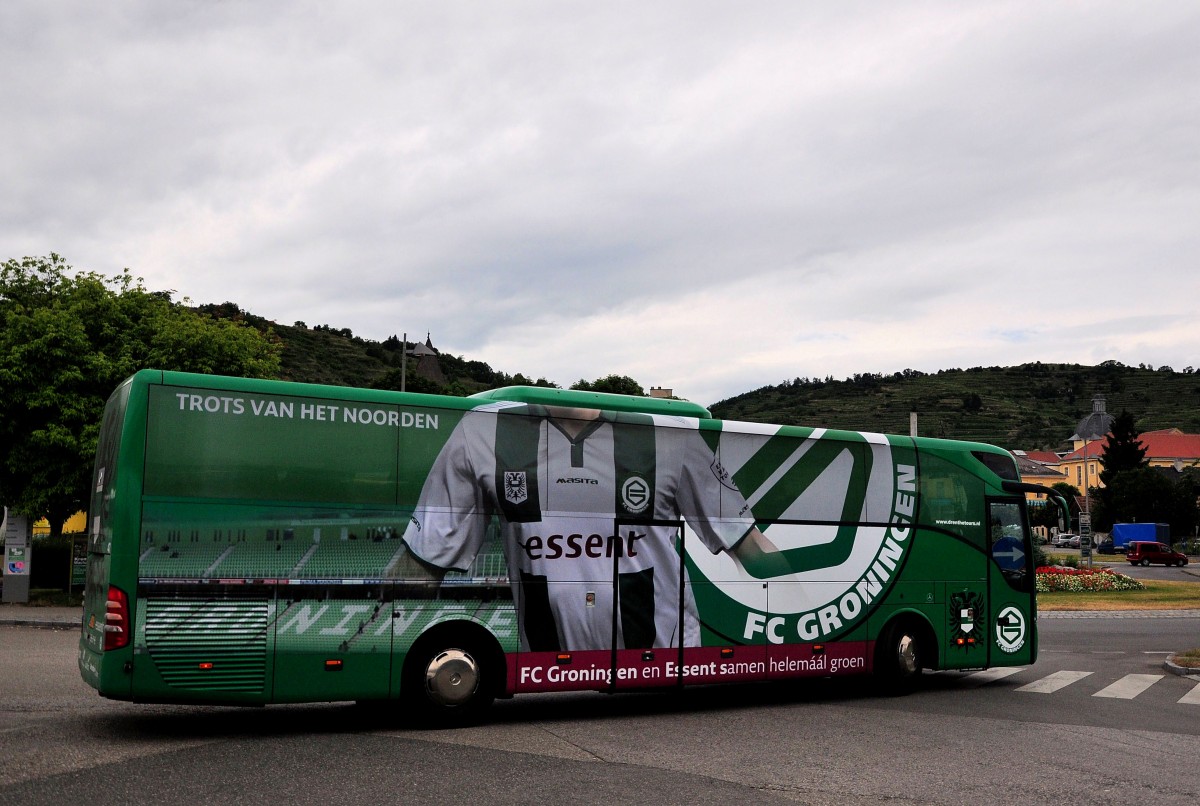 Mercedes Tourismo von Drenthe tours.nl,Mannschaftsbus des FC Groningen,im Juni 2015 in Krems unterwegs.