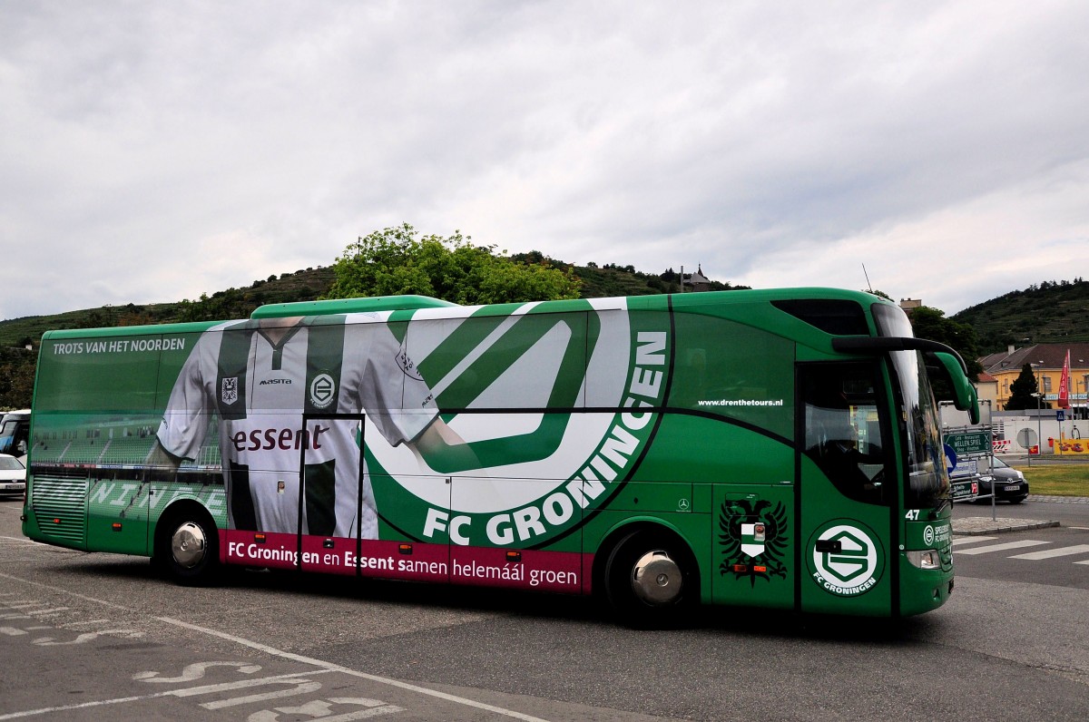 Mercedes Tourismo von Drenthe tours.nl,Mannschaftsbus des FC Groningen,im Juni 2015 in Krems unterwegs.