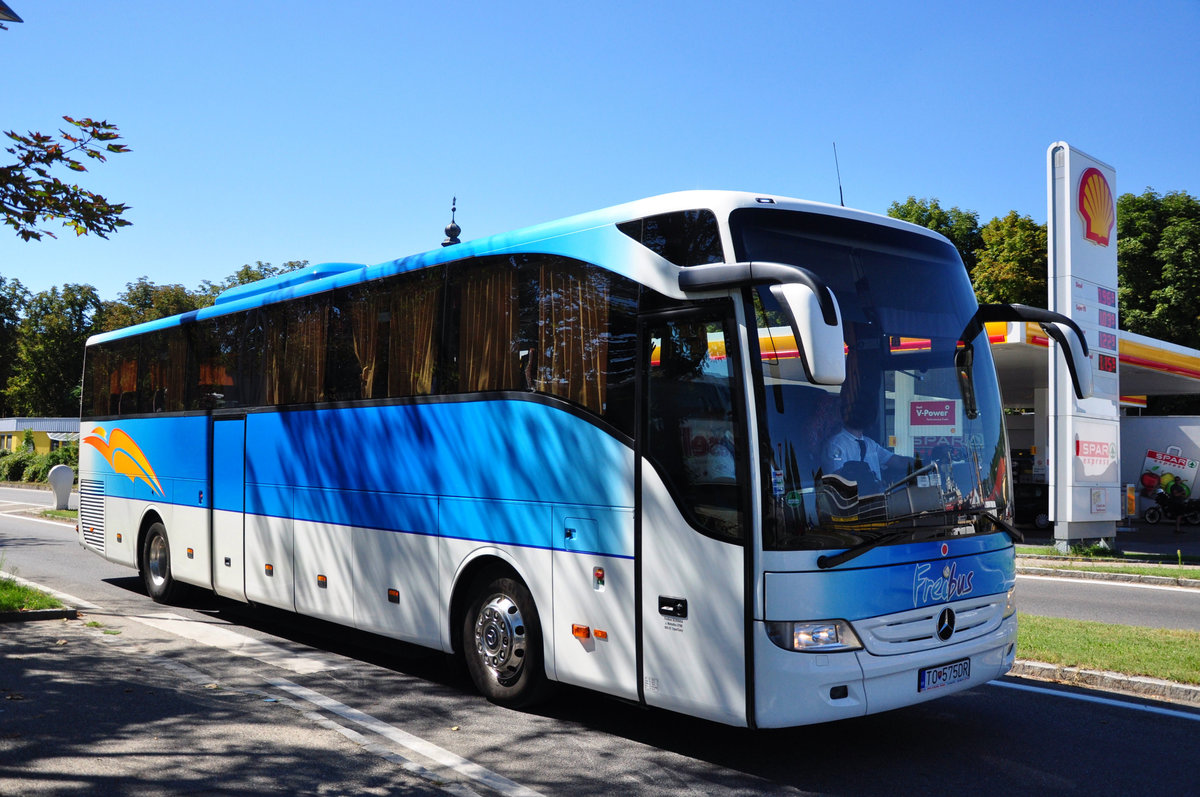 Mercedes Tourismo von Freibus aus der SK in Krems unterwegs.