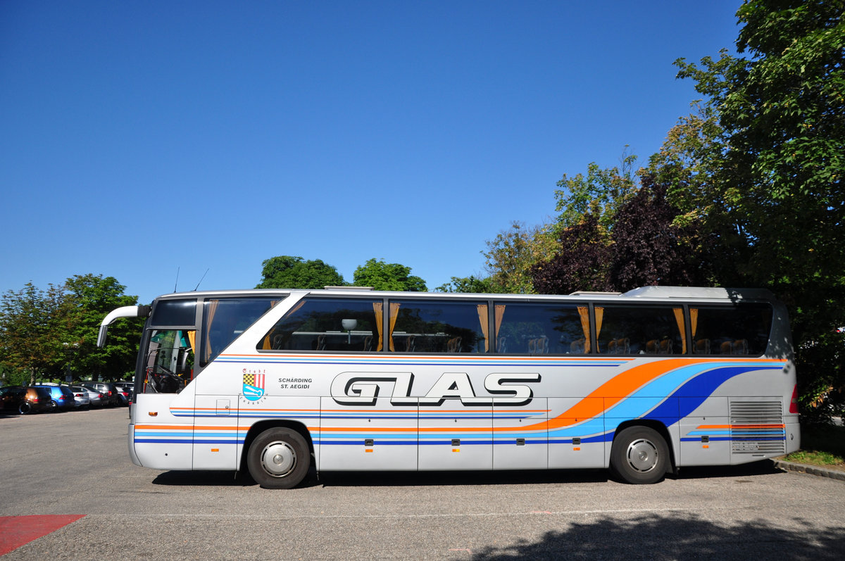 Mercedes Tourismo von Glas Reisen aus Obersterreich in Krems gesehen.