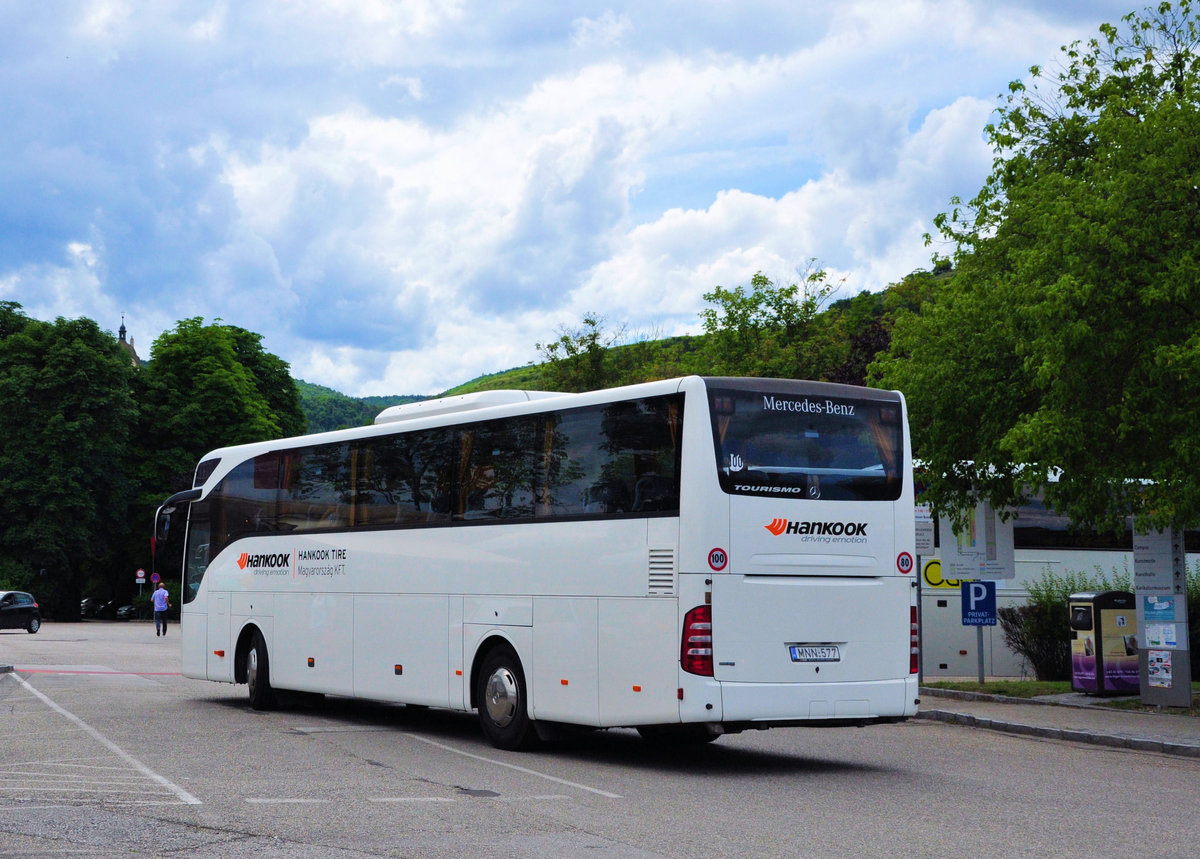 Mercedes Tourismo von Hankook Reisen aus Ungarn in Krems gesehen.