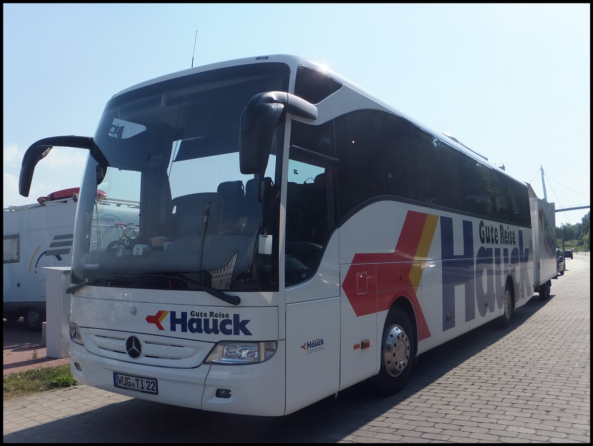 Mercedes Tourismo von Hauck aus Deutschland mit Hnger im Stadthafen Sassnitz.