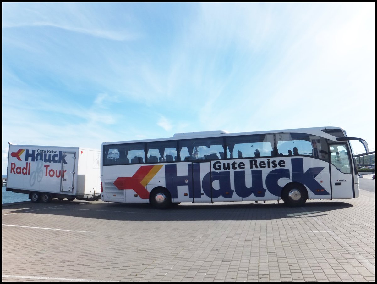 Mercedes Tourismo von Hauck aus Deutschland mit Hänger im Stadthafen Sassnitz.