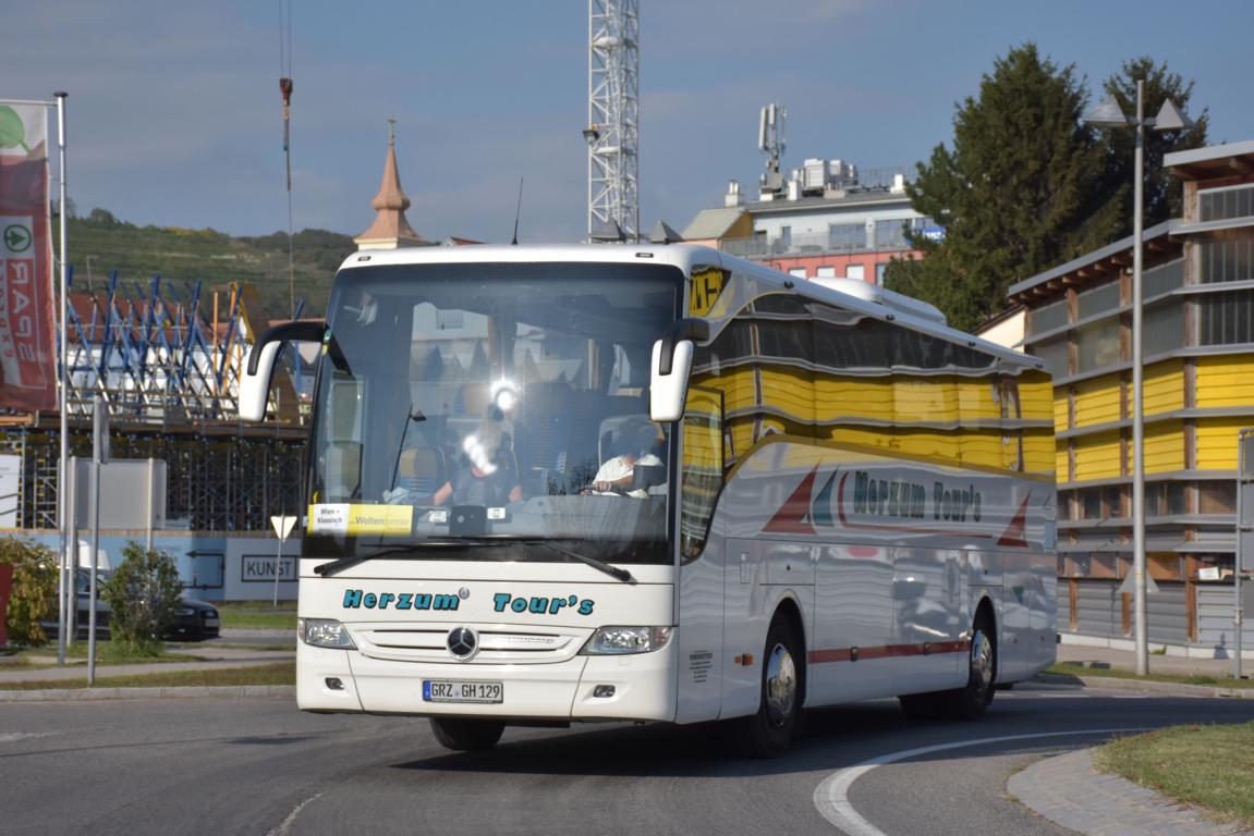 MERCEDES Tourismo von Herzum Tours aus der BRD 09/2017 in Krems.