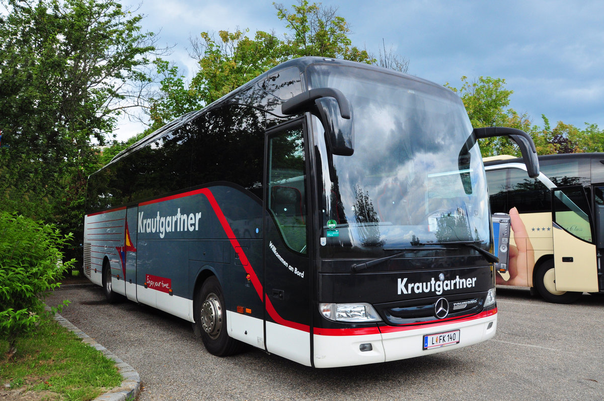 Mercedes Tourismo von Krautgartner Reisen aus sterreich in Krems gesehen.