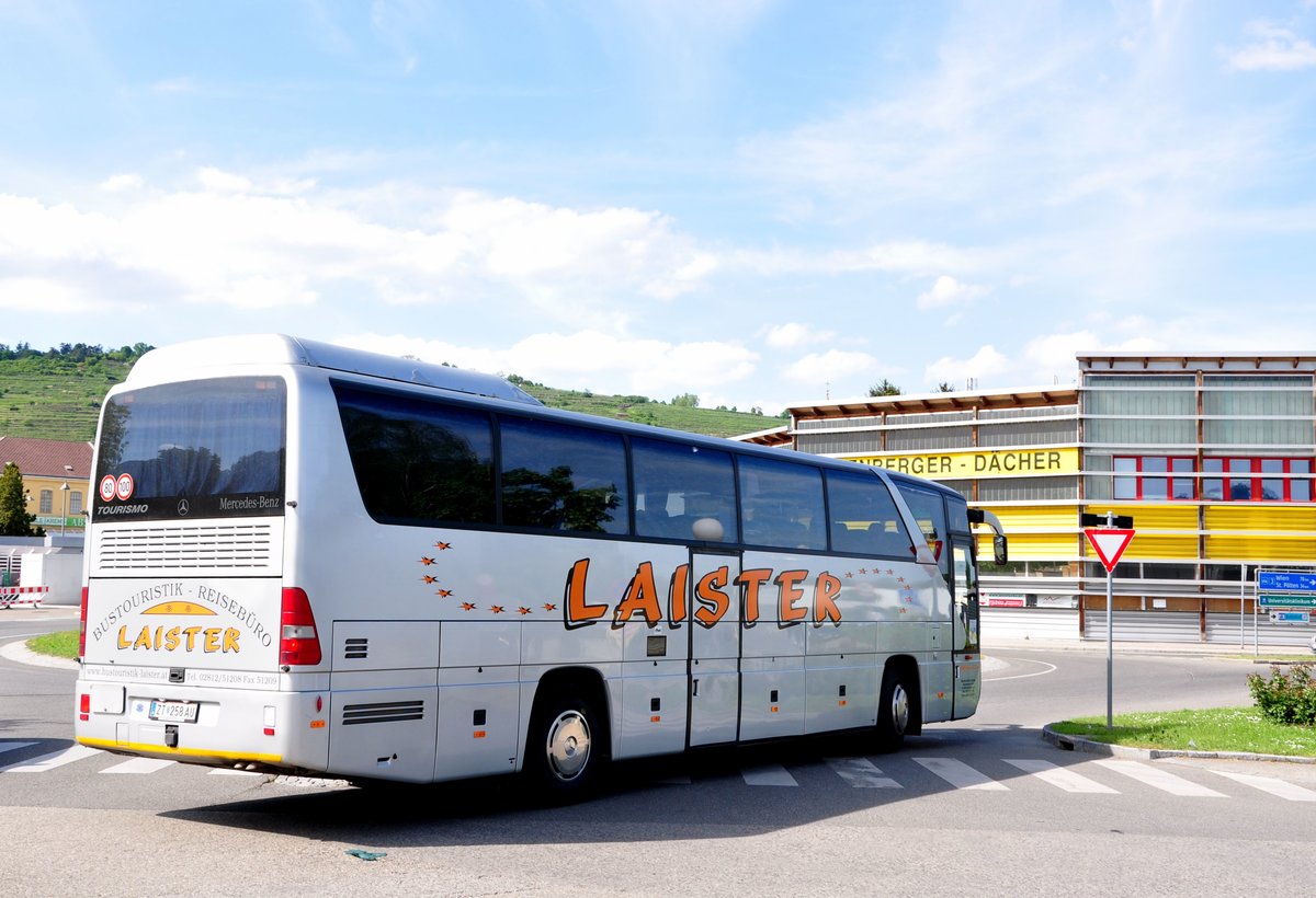 Mercedes Tourismo von Laister Reisen aus sterreich in Krems gesehen.