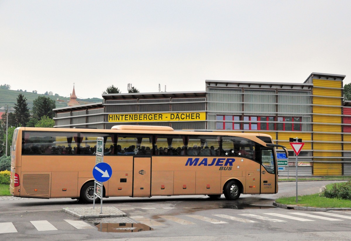 Mercedes Tourismo von Majer Bus aus Polen im Mai 2015 in Krems unterwegs.