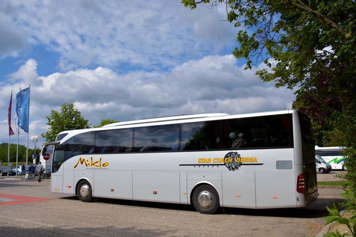 Mercedes Tourismo von Miklo Reisen aus Wien in Krems.