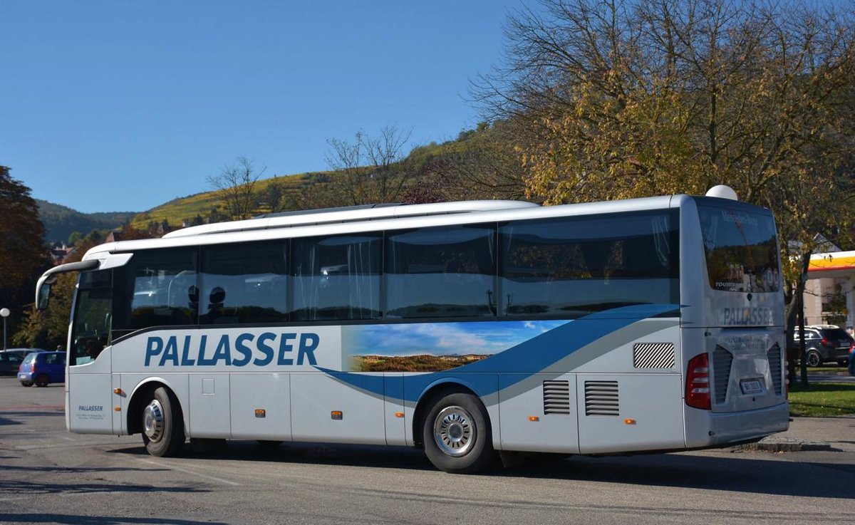 Mercedes Tourismo von PALLASSER Reisen aus sterreich 10/2017 in Krems.