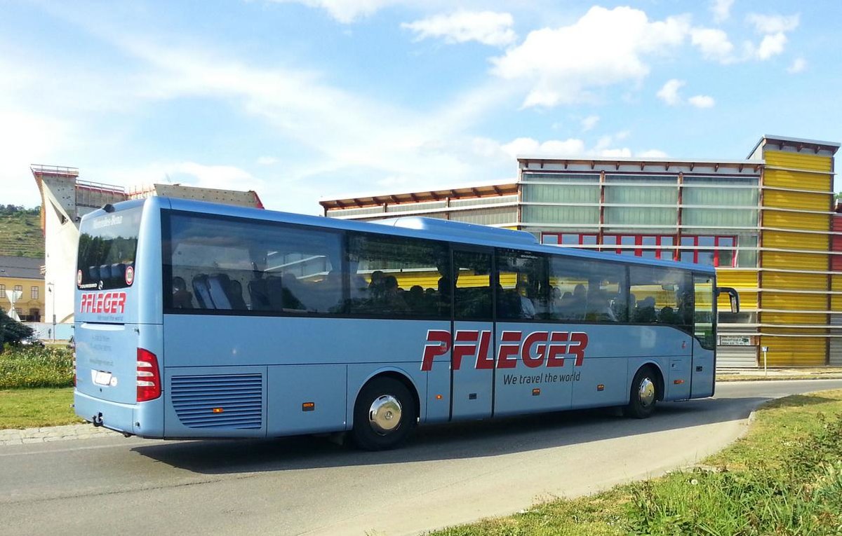 Mercedes Tourismo von Pfleger Reisen aus N.. im Mai 2018 in Krems.