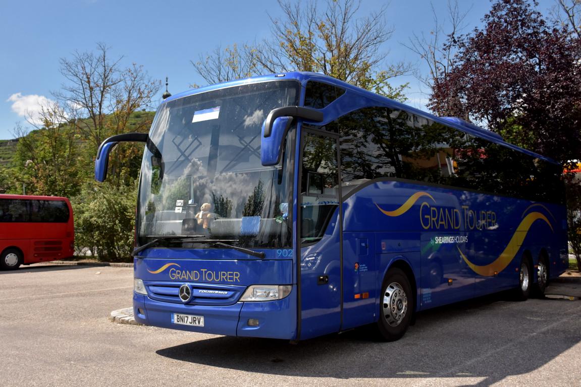 Mercedes Tourismo (re.gesteuert)von Grand Tourer aus GB 2018 in Krems gesehen.