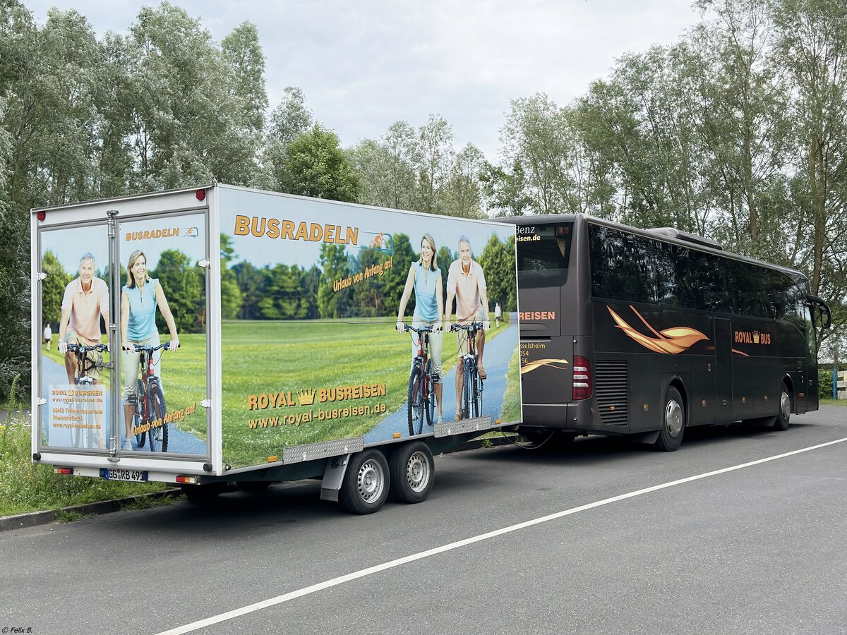 Mercedes Tourismo von Royal Busreisen aus Deutschland mit Anhänger in Plau am See.