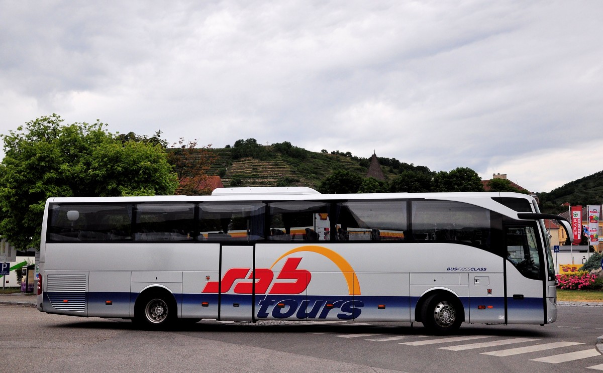 Mercedes Tourismo von SAB tours aus sterreich im Juni 2015 in Krems gesehen.