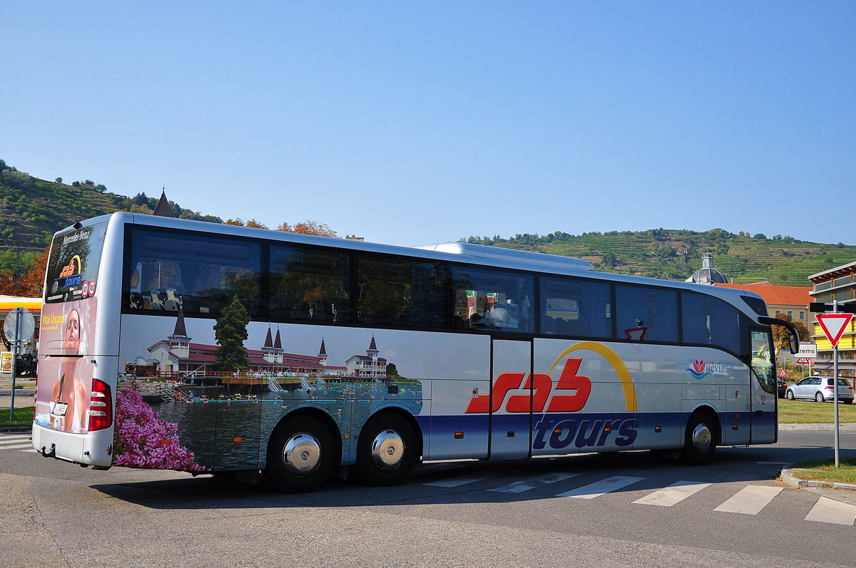 Mercedes Tourismo von SAB Tours aus sterreich in Krems gesehen.